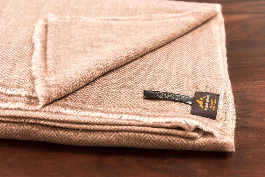 Écharpe en cachemire marron foncé à motif chevrons