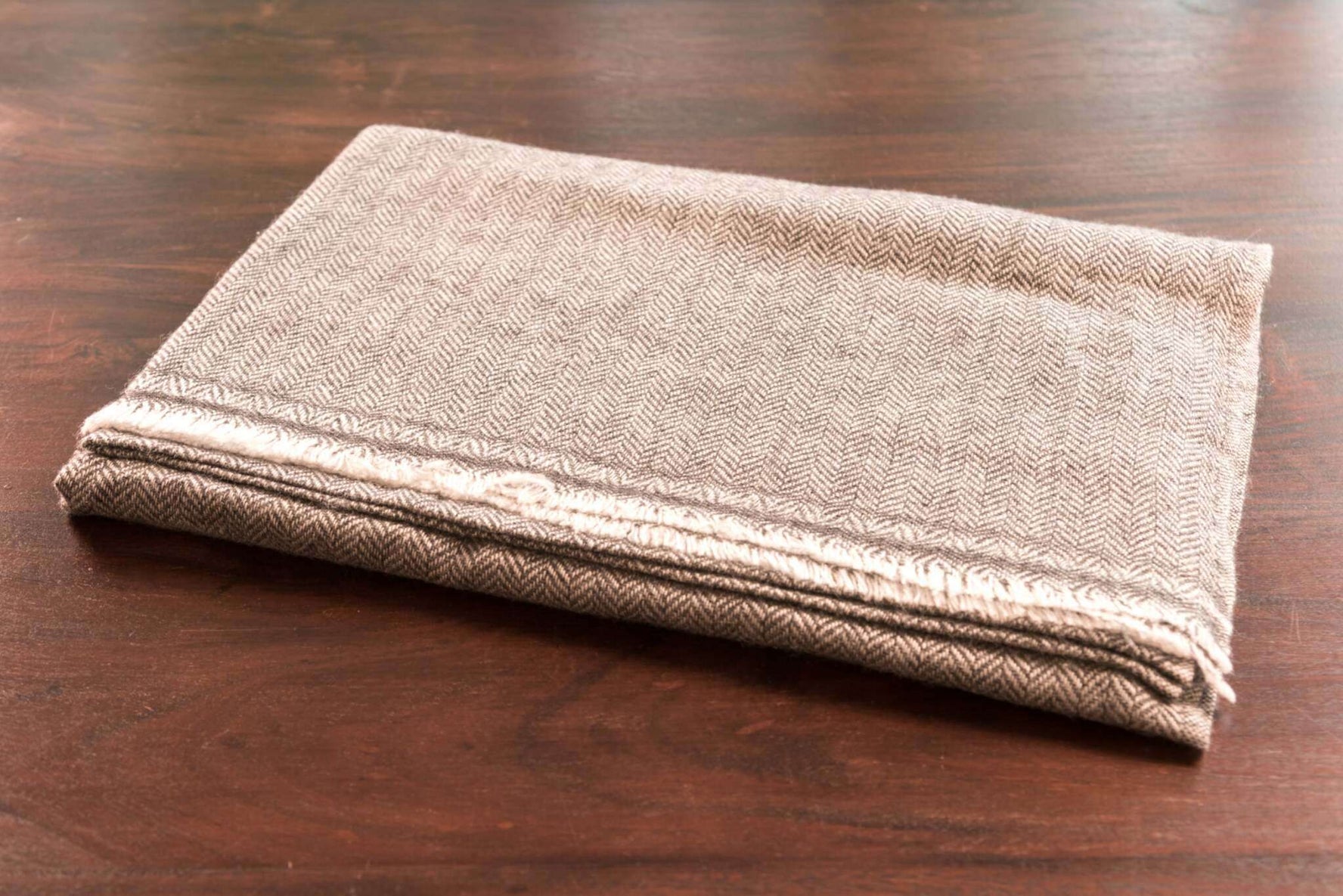 Écharpe en cachemire gris foncé à motif chevrons