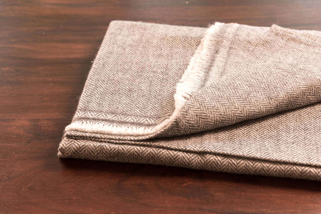 Écharpe en cachemire gris foncé à motif chevrons