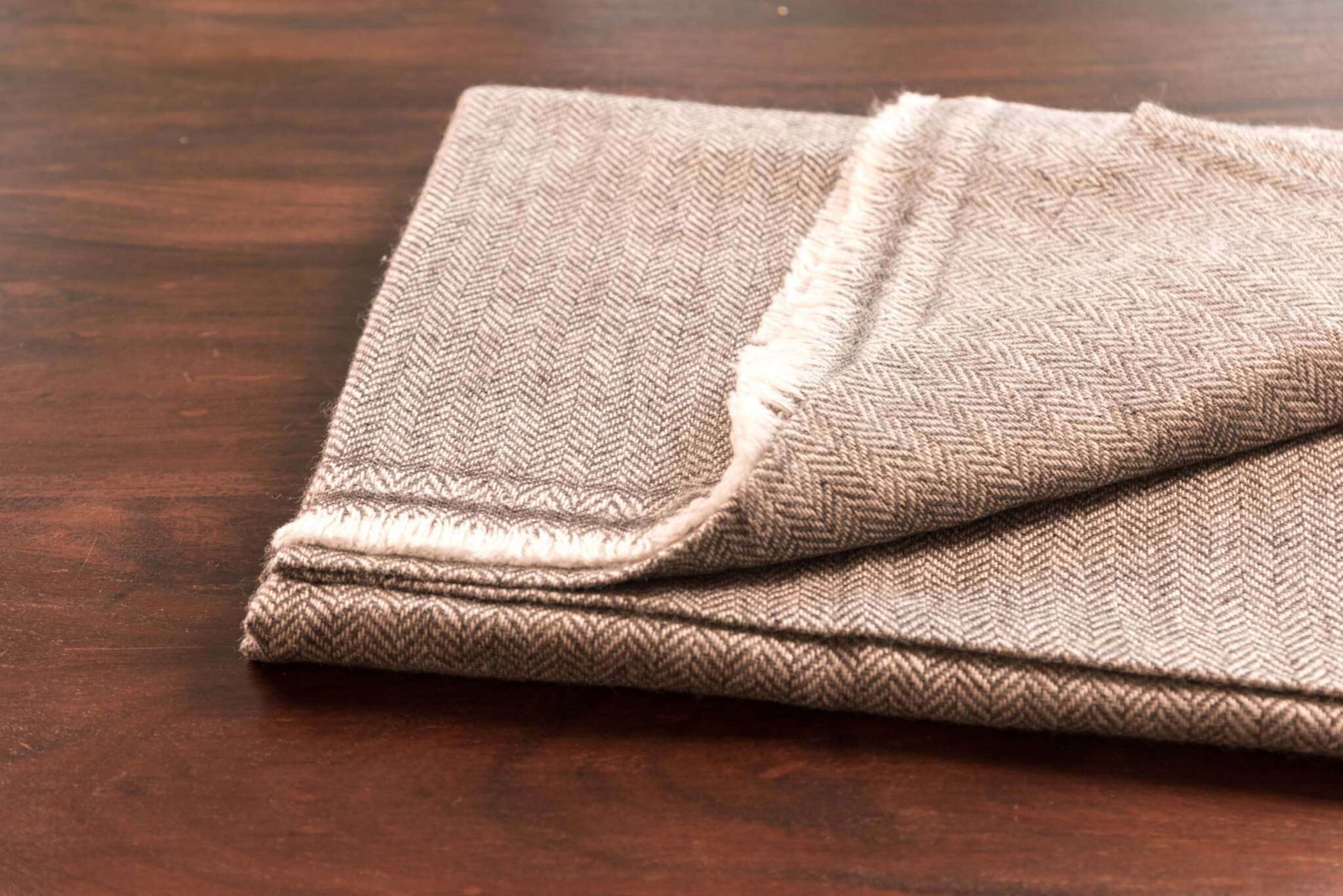 Écharpe en cachemire gris foncé à motif chevrons