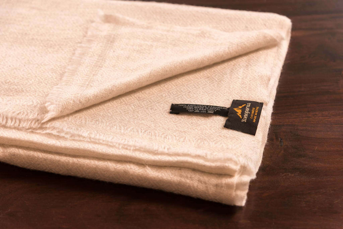Tissu cachemire blanc-gris à motif chevrons