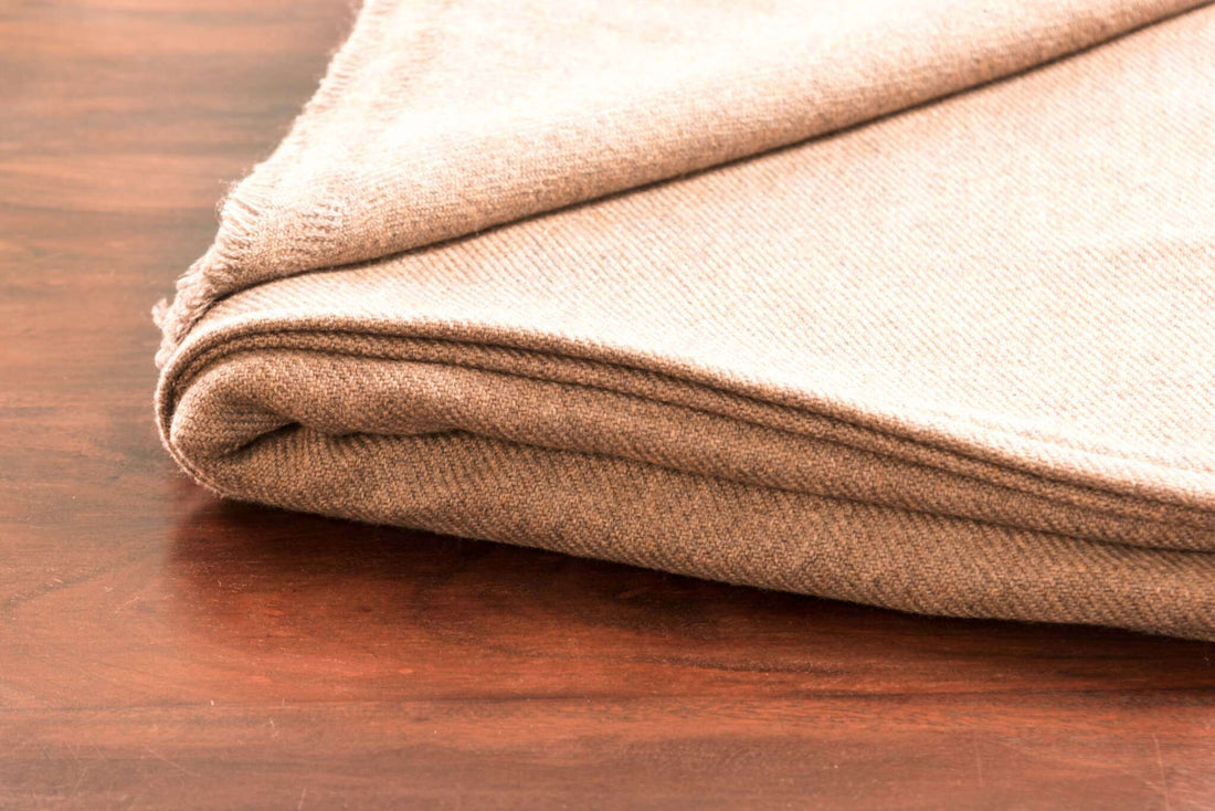 Couverture cachemire marron foncé uni