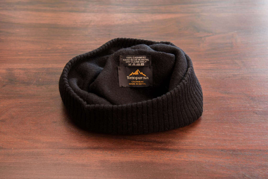 Bonnet en cachemire lisse avec revers côtelé noir 