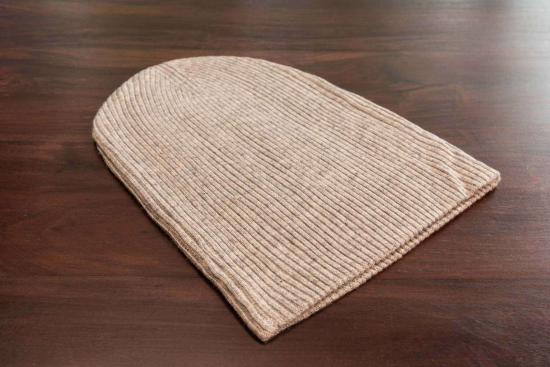 Bonnet en cachemire côtelé avec revers - gris clair 