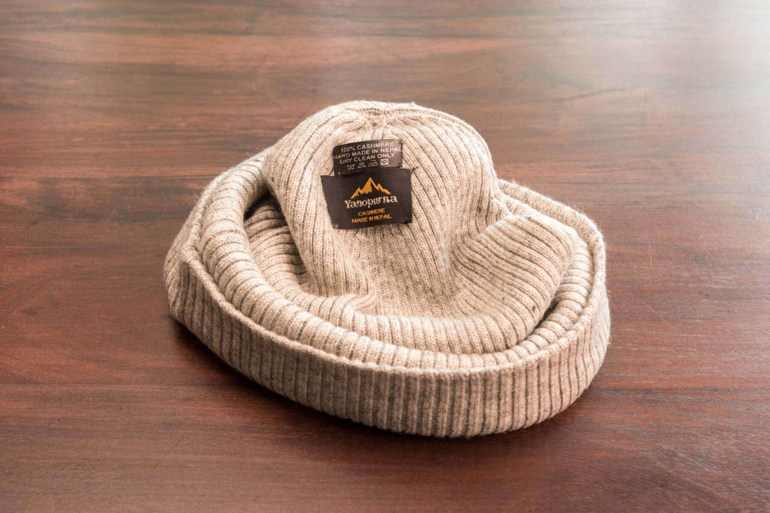 Bonnet en cachemire côtelé avec revers - gris clair 