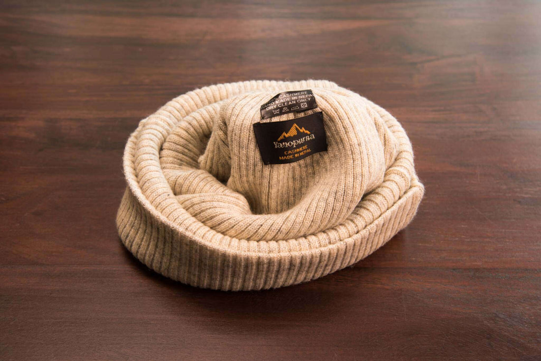 Bonnet en cachemire côtelé avec revers - blanc gris 