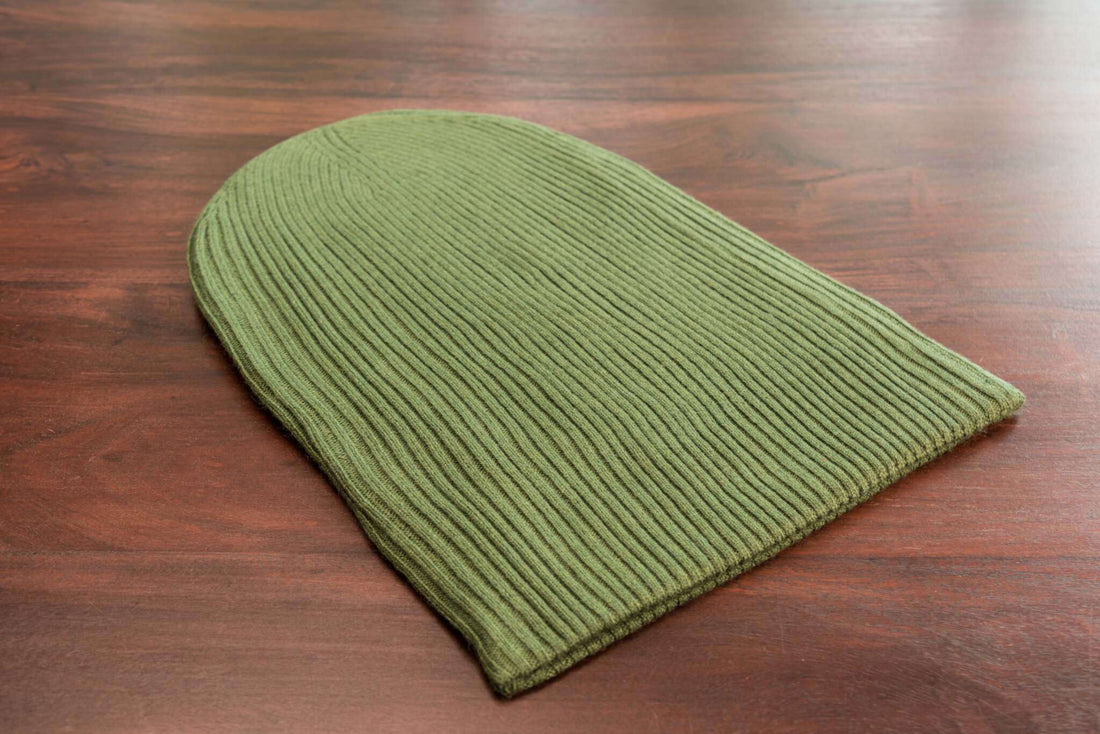 Bonnet en cachemire côtelé avec revers - vert foncé 