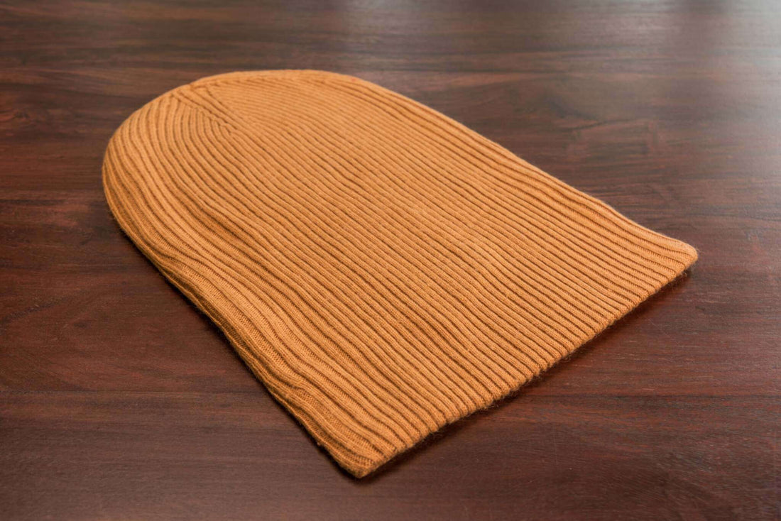 Bonnet en cachemire côtelé avec revers - marron clair 