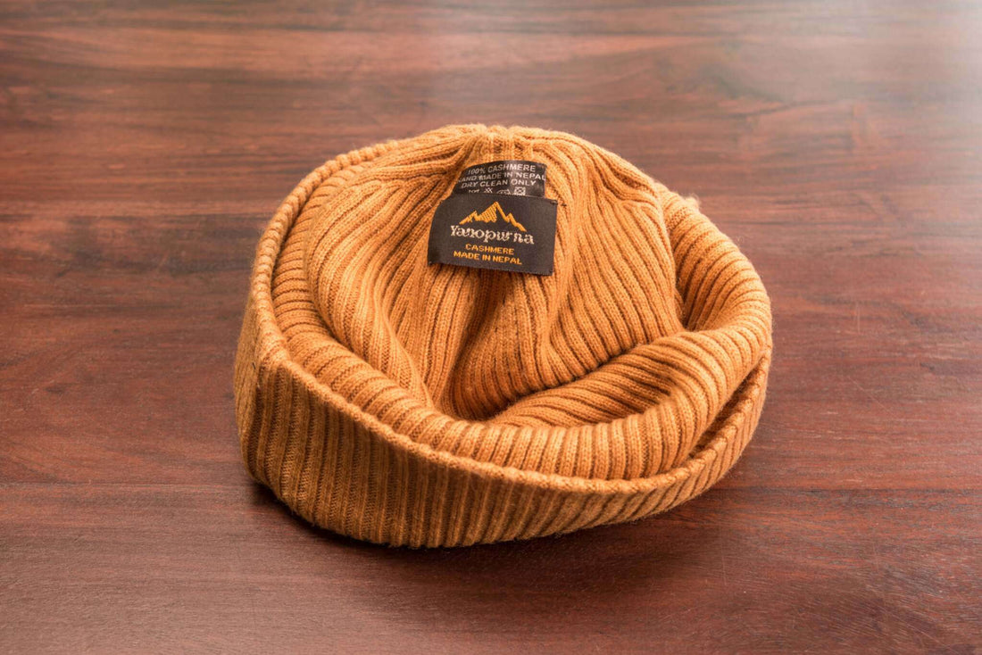 Bonnet en cachemire côtelé avec revers - marron clair 