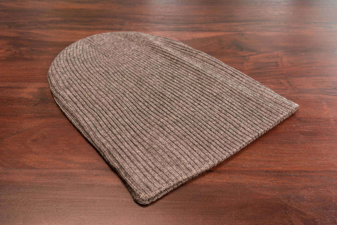 Bonnet en cachemire côtelé avec revers - gris foncé 