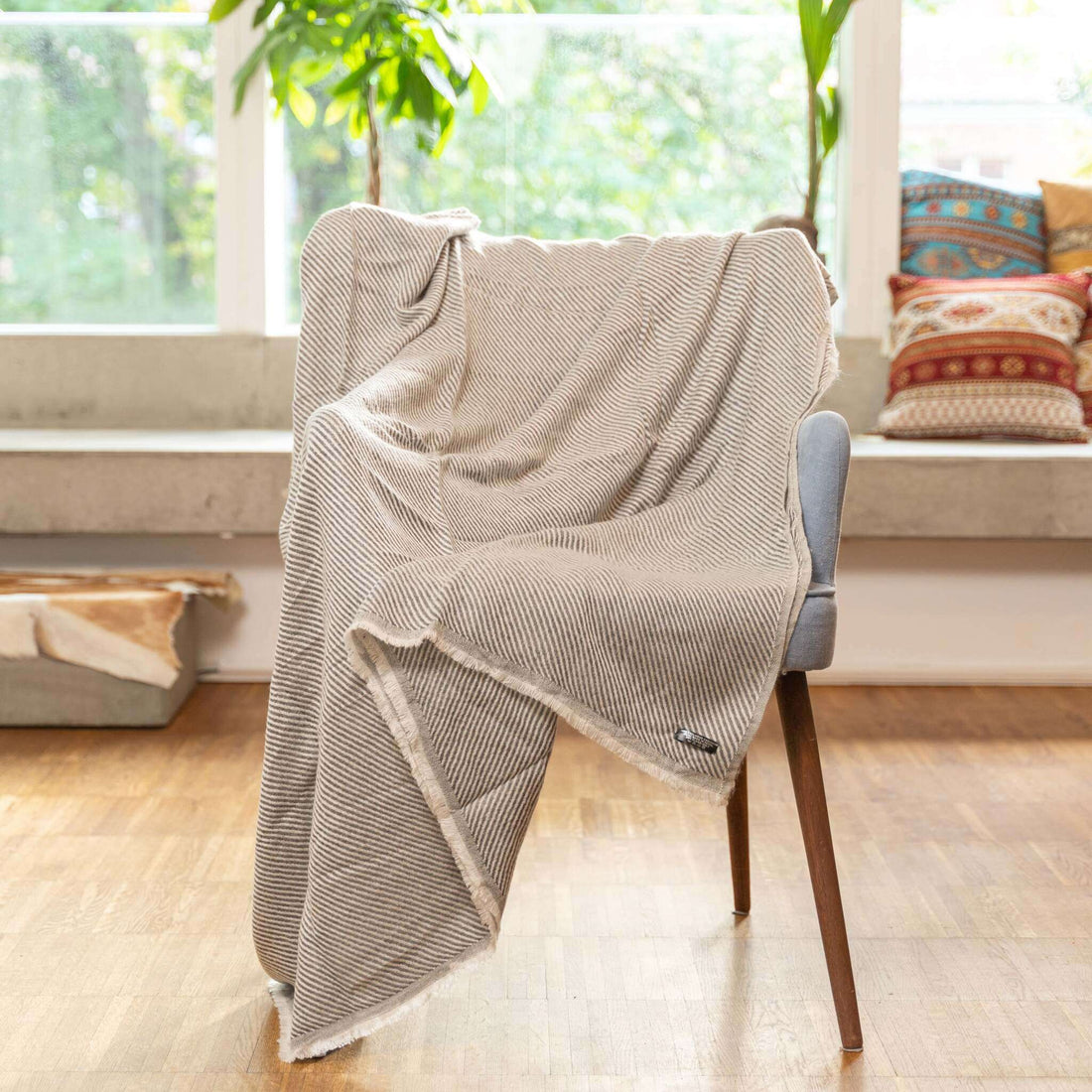 Couverture cachemire gris clair à motif rayé