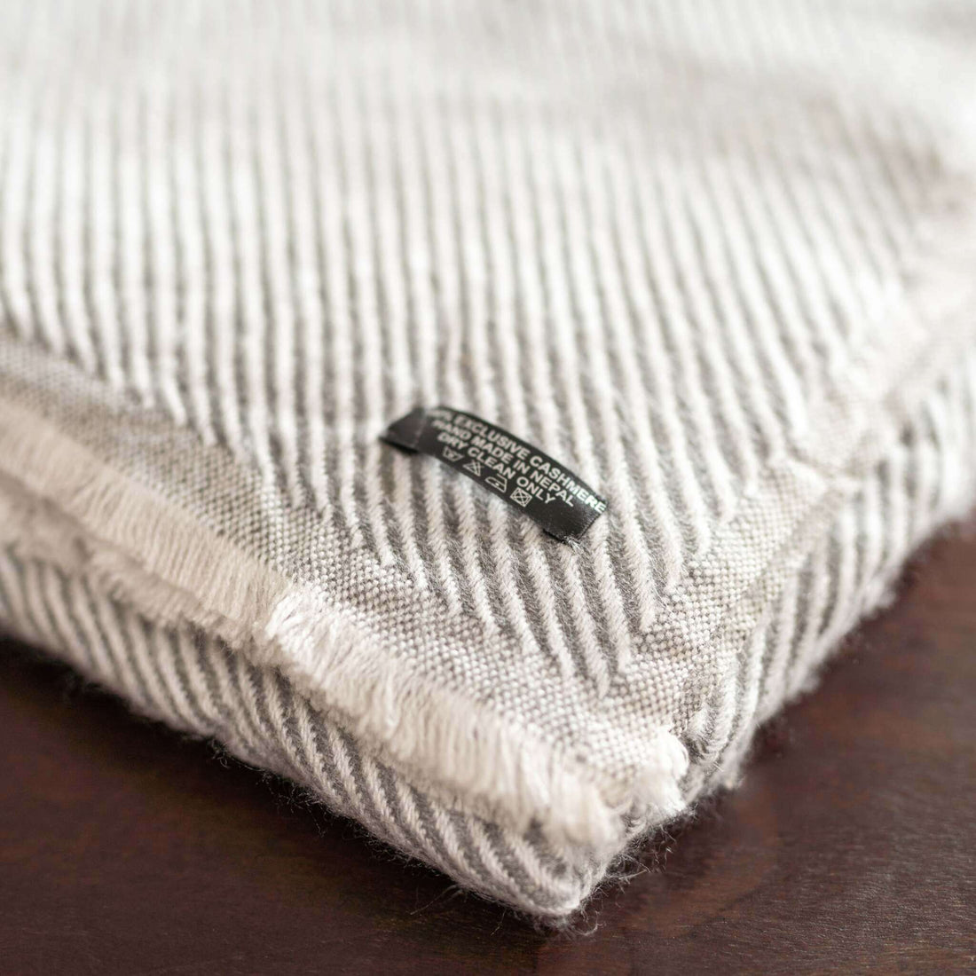 Couverture cachemire gris clair à motif rayé