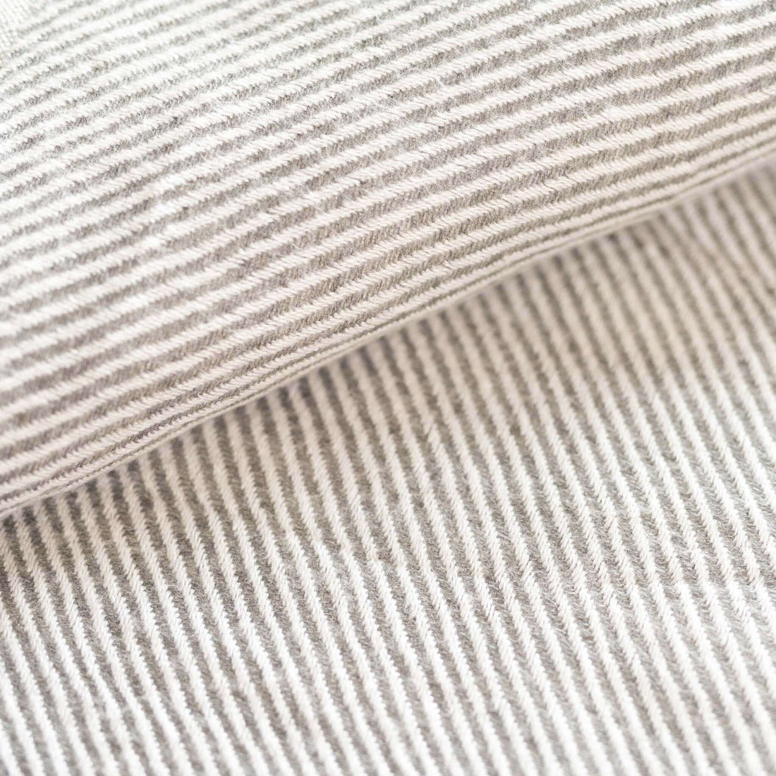 Couverture cachemire gris clair à motif rayé
