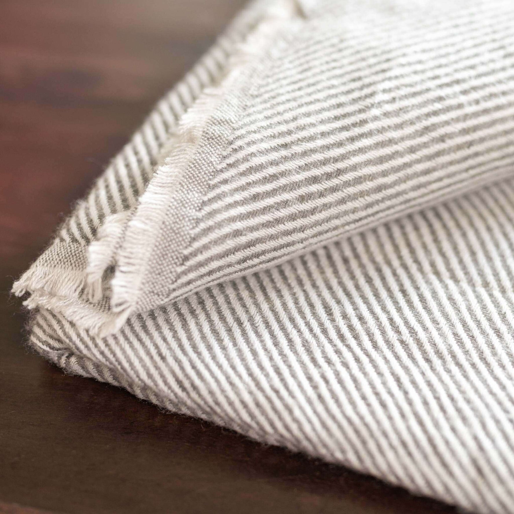 Couverture cachemire gris clair à motif rayé