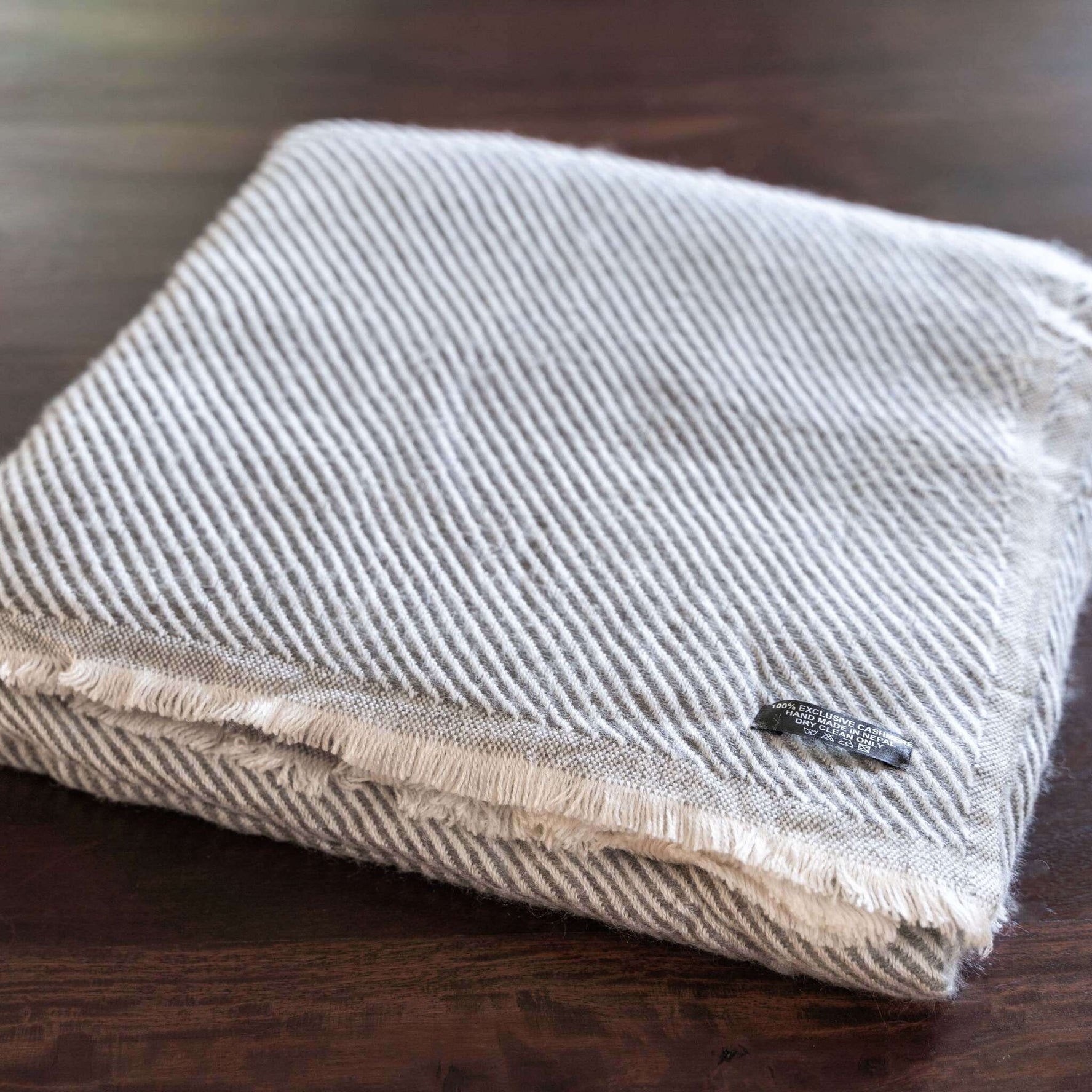 Couverture cachemire gris clair à motif rayé