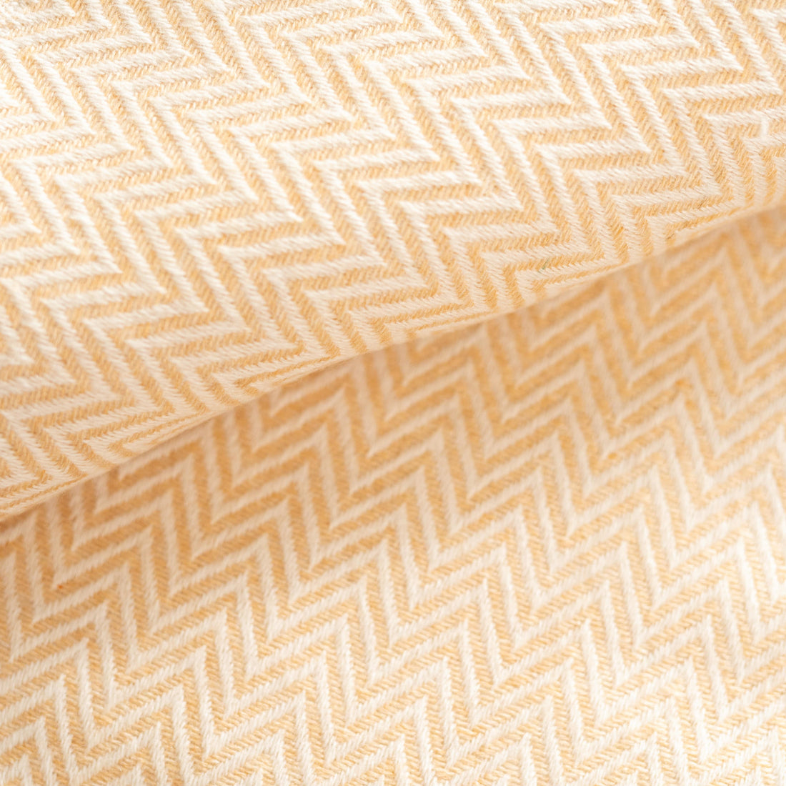 Couverture en cachemire beige doré à gros motif chevrons